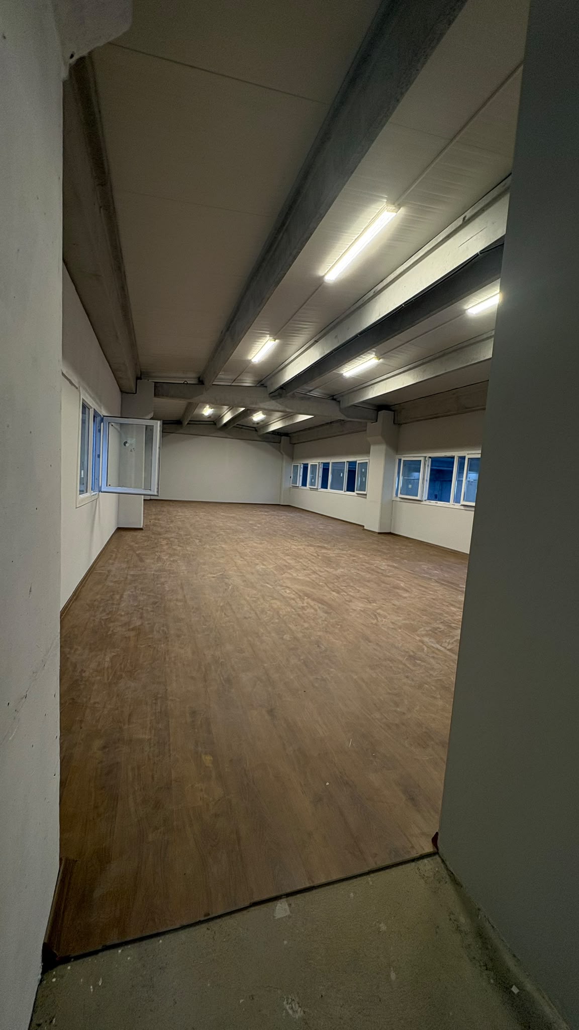 Üst kattaki ahşap zeminli bale ve dans stüdyosu